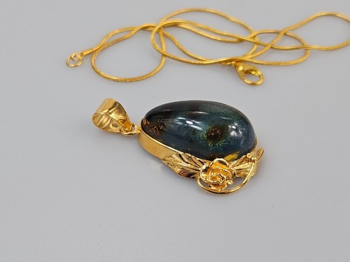 Pendentif chaîne ambre bleu