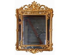 Important miroir doré à parcloses de style Louis XV du XIXe en très bon état