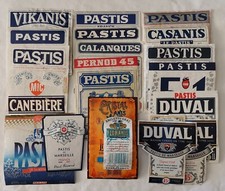 Lot de 20 ETIQUETTES anciennes de PASTIS différentes, décollées des bouteilles.