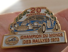 BEAU PIN'S VOITURE ALPINE A 110 BERLINETTE CHAMPION DU MONDE DES RALLYES 1973