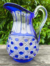 Grand pichet aiguière en verre massif à facettes teinté bleu cobalt Haut. 30cm
