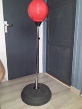 Punching-ball couleur rouge