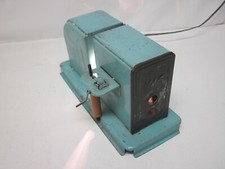 NIC  Projecteur de Film  dessin animé : Fonctionne  en  230 volts  ( a rénover )