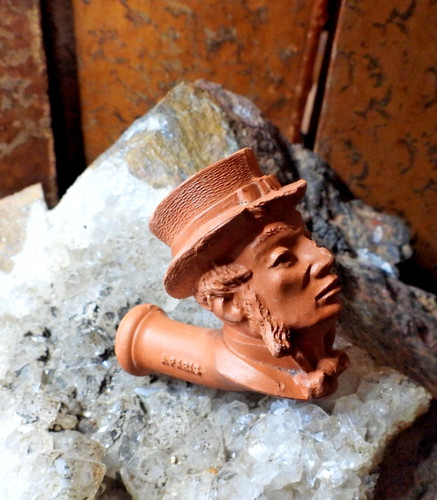 Culpted terracotta gambier - terracotta,