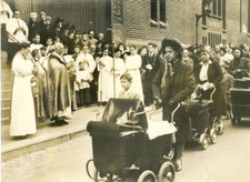 Paris, à St Christophe de Javel, bénédiction des voitures d'enfants Vintage
