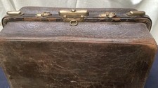 ANCIEN SACOCHE VALISE AVEC NÉCESSAIRE TOILETTE CUIR VOYAGE A Restaurer ,occasion