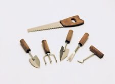 un lot d'outils de jardin miniature en métal et bois, maison de poupée S4