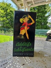 FIGURINE PUBLICITAIRE PIN UP BARDAHL  LUBRIFIANT HUILE PLAQUE EMAILLEE 
