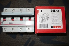 DISJONCTEUR TETRAPOLAIRE 4POLES 80A COURBE B. 80AMPERES 06847 LEGRAND PC.12,5KA.