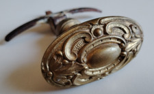 ANCIENNE POIGNEE DE PORTE EN LAITON AVEC DECORS