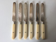 6 petits couteaux à dessert
