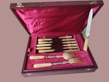 écrin de couteaux(24)couverts à salade/service à découper/corne