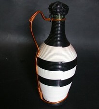 BOUTEILLE tressée SCOUBIDOU fil plastique NOIR & BLANC  vintage 30 cm