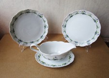 1 saucière et 2 assiettes à dessert porcelaine Kaiser Romantica Viola violettes.