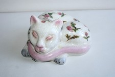 Chat couché en faïence