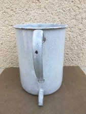 Ancien broc mural / Tôle