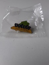 PIN'S VOLVIC EAU MINERALE - BASE AVENTURES - EXCELLENT ETAT