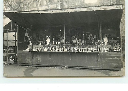 Carte photo stand poupées - -,