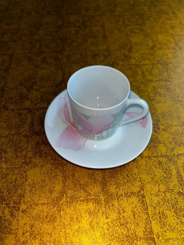 Ensemble tasse soucoupe - tasse, et