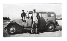 C132. Citroen Rosalie. Homme & enfant. France 1935. Photo argentique