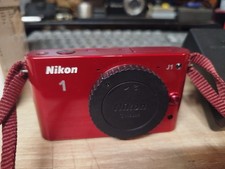 Nikon 1 J1 Rouge Corps Seul Sans Objectif avec batterie + Chargeur Très bon état
