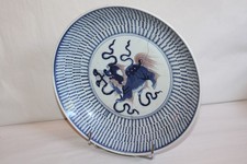 Plat porcelaine Chine Vietnam blanc bleu Huê, chien de Fô, cachet cire rouge