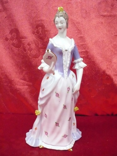 Belle figurine porcelaine - belle,