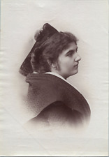 France, Arlésienne en coiffe