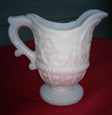 Opaline de foire : pichet en forme d'aiguière casque , vers 1920