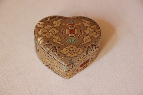 Petite boîte ancienne - , en