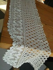 Linge ancien Dessus de meuble ou étagère au crochet blanc cassé 