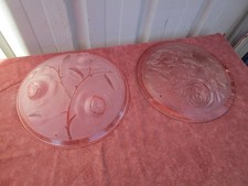 2 VASQUES (LUSTRES) AUX DECORS FLEURIS EPOQUE ART DECO EN VERRE MOULE
