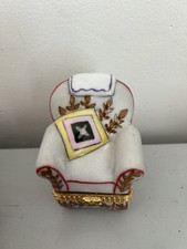 BOITE.  PILULIER EN PORCELAINE