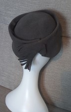 PETIT CHAPEAU FEMME  EN FEUTRE GRIS  ANCIEN VINTAGE