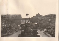 Photo soldat allemand WW2 dépanneuse dans une ville en ruines - 6400