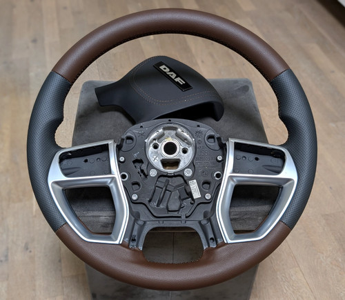Volant cuir neuf - neuf, 2022