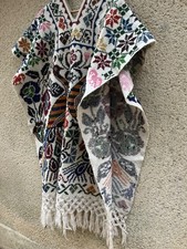 Ancien poncho en laine, brodé de paons et motifs colorés. vers les Années 1960