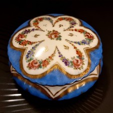 Boîte à bijoux /bonbonnière en porcelaine Peinte à la main, signé Suzanne Delrue