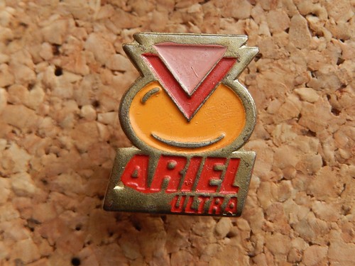 Pin lessive ariel - pin's,