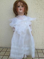 belle et grande poupée