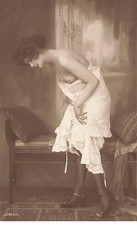 Nue - Jeune femme en tenue légère