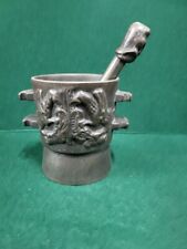 ANCIEN MORTIER AVEC SON PILON EN FONTE DECOR DE GRIFFON APOTHICAIRE N°1
