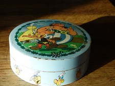 ANCIENNE BOITE A BONBONS EN TOLE ASTERIX ET OBELIX - BROCHET CONFISEUR - UDERZO