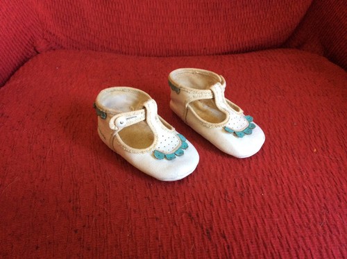 Chaussures enfant anciennes - , en