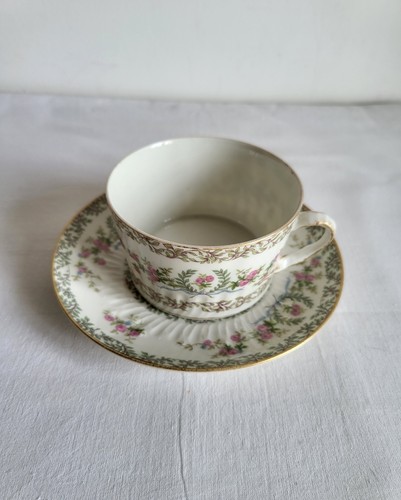 Ancienne tasse sous - ancienne, sous-tasse