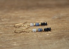 Boucles d'oreilles pendantes saphir bleu 18 carats pierre de naissance...