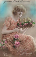 CP PAQUES FEMME ELEGANTE MAQUILLEE ASSISE AVEC PANIER ROSES POUSSINS