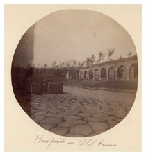 Italie, Pompei, Une rue pavé de Pompei, Vue sur le Vésuve Original vintage print
