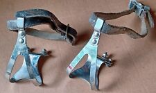 cyclisme - ancien cale-pieds CHRISTOPHE alu + lanières cuir - vélo vintage