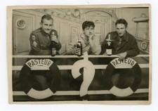 CARTE PHOTO, foire décor ponton bateau pasteur militaire gag champagne 3 lurons